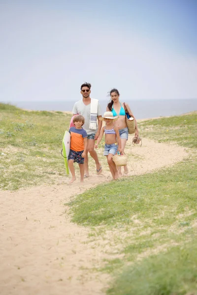 Família Caminhando Para Praia Caminho Dunas Areia — Fotografia de Stock