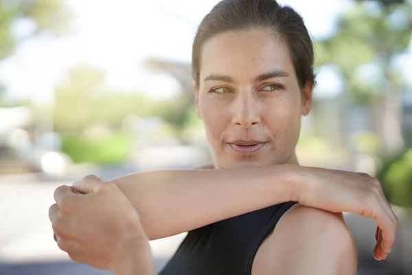 Morena Chica Fitness Estiramiento Después Hacer Ejercicio —  Fotos de Stock