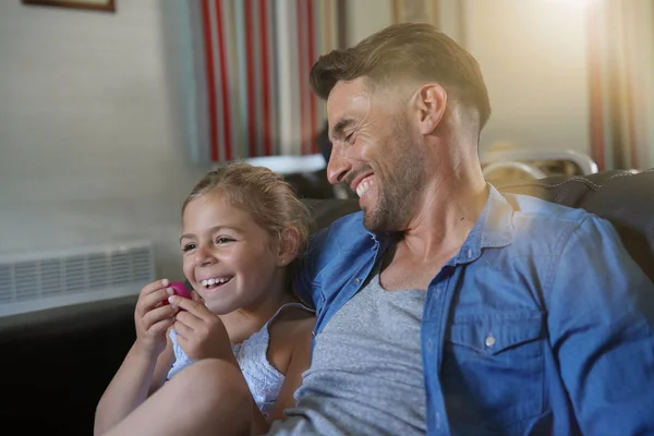 Papai Com Menina Assistindo — Fotografia de Stock