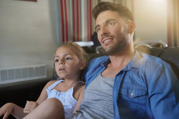 Papai Com Menina Assistindo — Fotografia de Stock