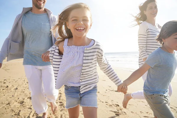 Famiglia Che Corre Sulla Spiaggia Sabbiosa Tramonto — Foto Stock