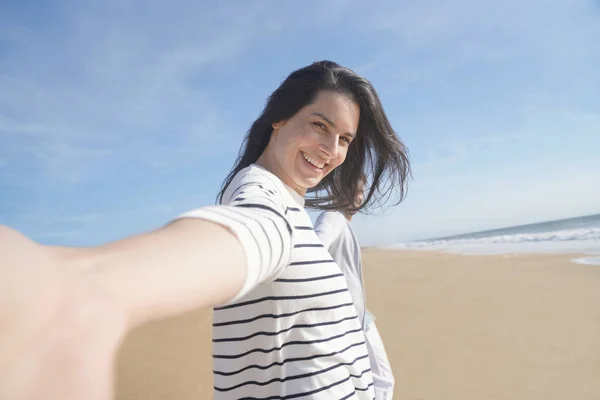 Wallking Wesoła Brunetka Kobieta Plaży Prowadząc Kamerę Niej — Zdjęcie stockowe