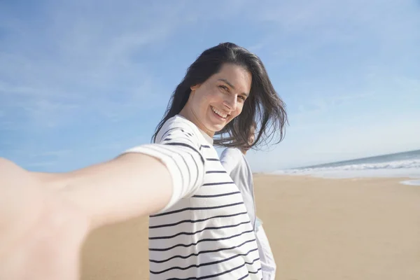 Wallking Van Vrolijke Brunette Vrouw Het Strand Toonaangevende Camera Naar — Stockfoto