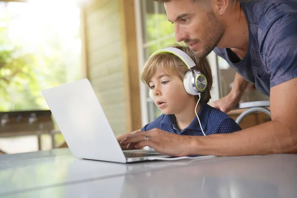 Menino Usando Laptop Com Ajuda Papai — Fotografia de Stock