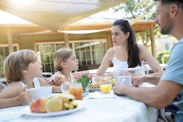 Family Having Breakfast Summer Morning — Stock Photo, Image