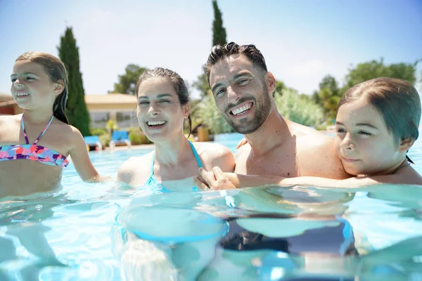 Porträt Einer Glücklichen Familie Sommer Schwimmbad — Stockfoto