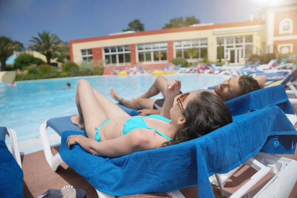 Paar Entspannt Auf Langen Stühlen Pool Des Resorts — Stockfoto