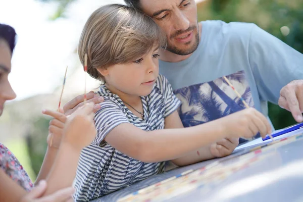 Glückliche Familie Genießt Das Gemeinsame Spiel — Stockfoto