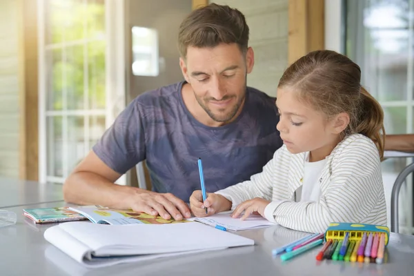 Papa Mit Kleinem Mädchen Bei Den Hausaufgaben — Stockfoto