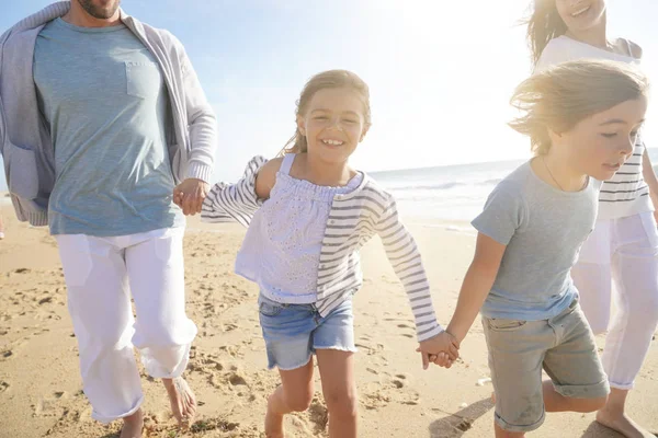 Famiglia Che Corre Sulla Spiaggia Sabbiosa Tramonto — Foto Stock