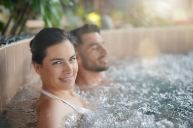 Kaç rahatlatıcı spa resort sıcak havuzu içinde
