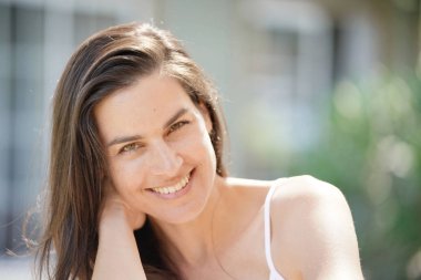 Çekici 40-year-old esmer kadın portresi