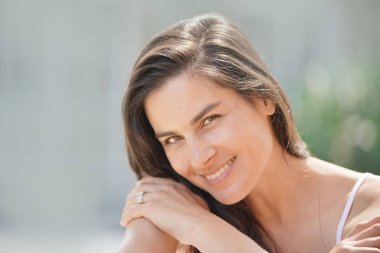 Çekici 40-year-old esmer kadın portresi