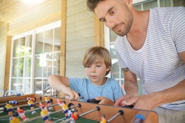 mutlu aile kurarak futbol oynarken