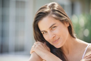 Çekici 40-year-old esmer kadın portresi