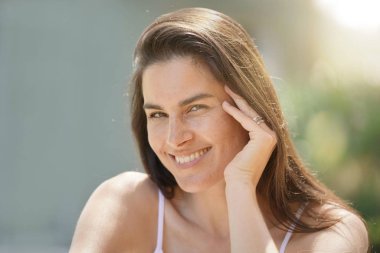 Çekici 40-year-old esmer kadın portresi