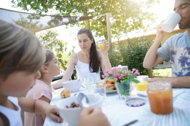 Aile yaz sabahı yapılan kahvaltı