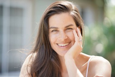 Çekici 40-year-old esmer kadın portresi