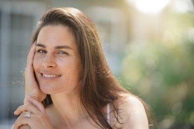 Çekici 40-year-old esmer kadın portresi