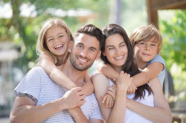 Yaz gününde mutlu bir aile portresi