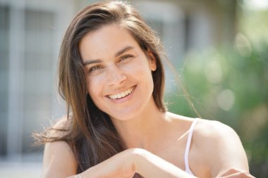 Çekici 40-year-old esmer kadın portresi