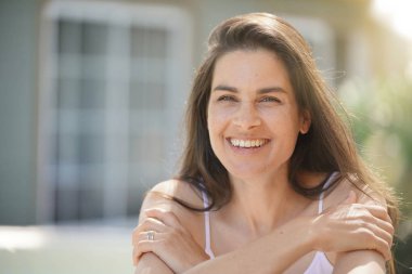 Çekici 40-year-old esmer kadın portresi