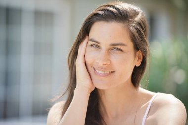 Çekici 40-year-old esmer kadın portresi