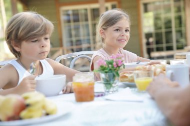 Çocuklar evin dışında having kahvaltı