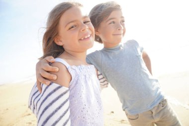 Plajda mutlu çocuk portresi