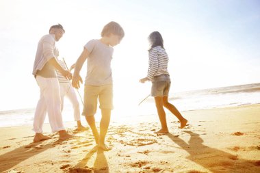 Aile eğleniyor kum plajındaki mesaj yazarken                           