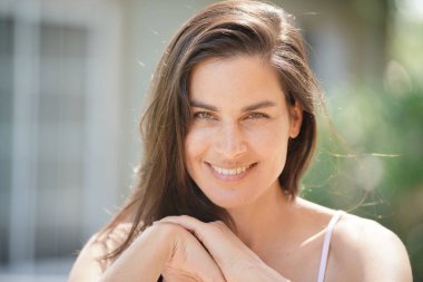 Çekici 40-year-old esmer kadın portresi