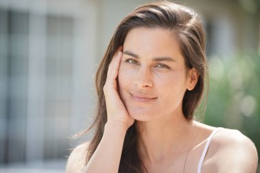 Çekici 40-year-old esmer kadın portresi