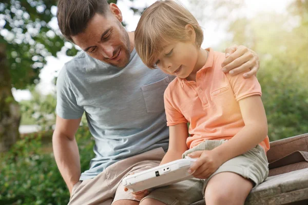 Papá Viendo Niño Jugando Con Una Consola Videojuegos — Foto de Stock