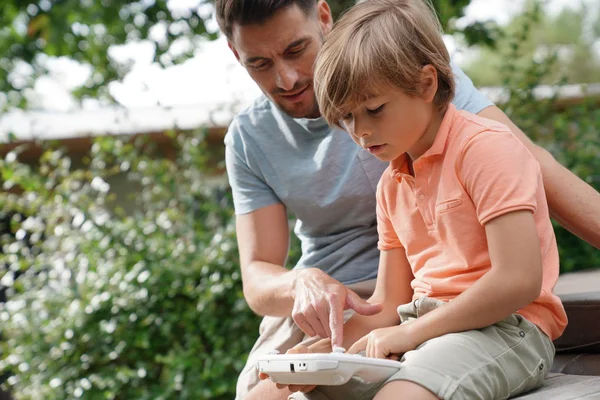 Papá Viendo Niño Jugando Con Una Consola Videojuegos —  Fotos de Stock