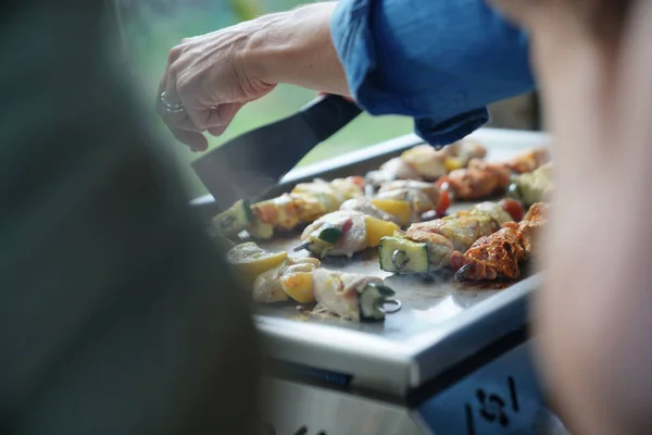 鶏の串焼きグリル料理のクローズ アップ — ストック写真