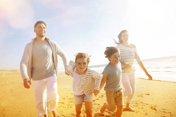 Famiglia Che Corre Sulla Spiaggia Sabbiosa Tramonto — Foto Stock