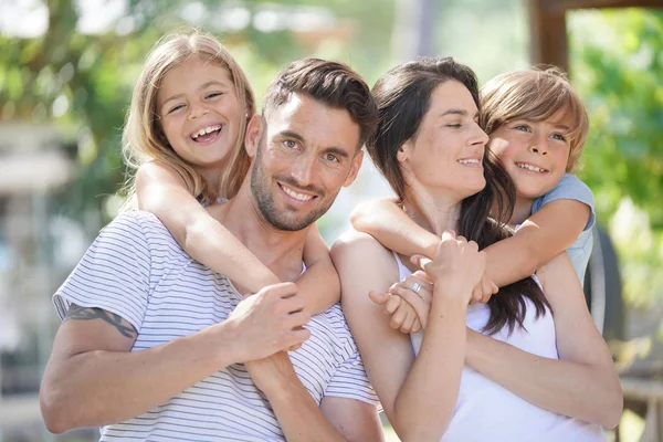 Portret Van Gelukkige Familie Zomerdag — Stockfoto