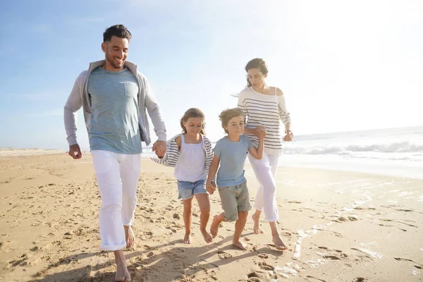 Familjen Kör Sandstrand Vid Solnedgången — Stockfoto