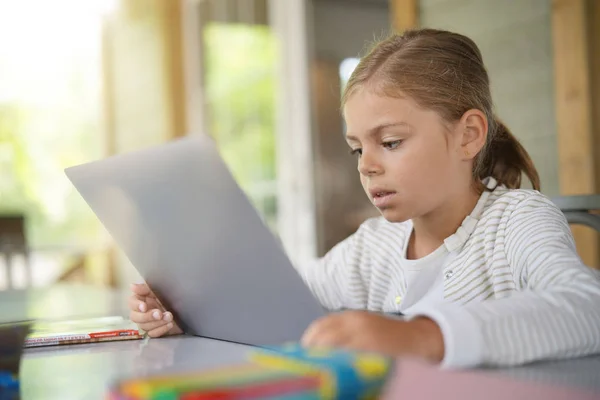 Schoolmeisje Werkt Laptopcomputer — Stockfoto