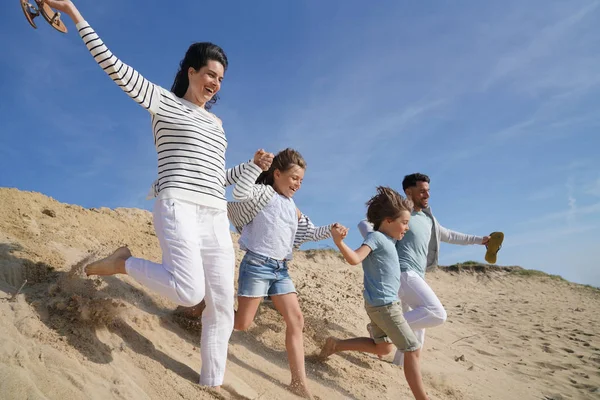 Family Running Sand Dune — Stock Photo, Image