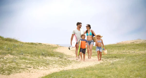 Familia Caminando Playa Camino Dunas Arena — Foto de Stock