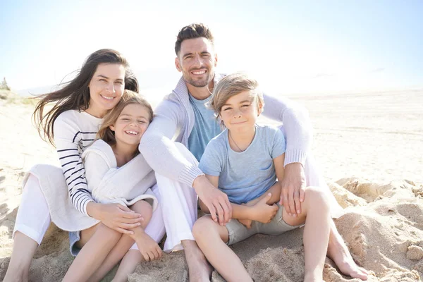 Family Sitting Beach Late Afternoon — Stock Photo, Image
