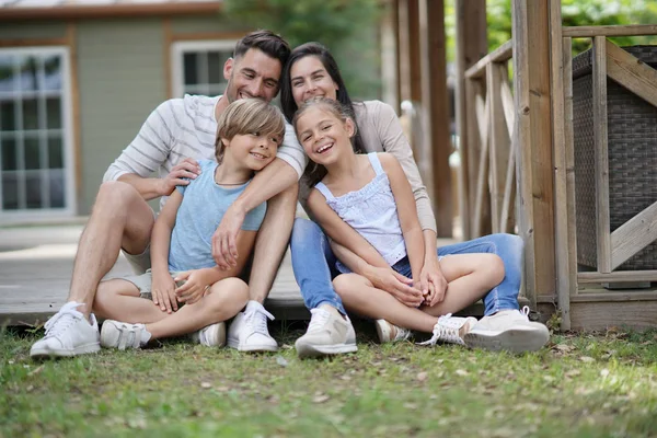 Família Feliz Quatro Sentados Quintal — Fotografia de Stock