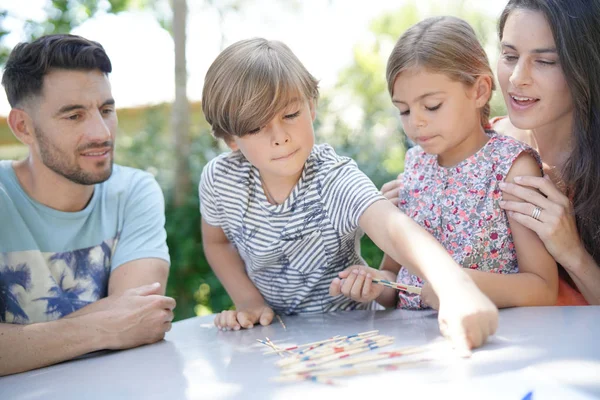 Familia Feliz Disfrutando Jugando Juntos —  Fotos de Stock