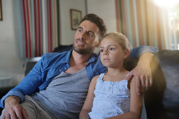 Papi Con Niña Viendo Televisión —  Fotos de Stock