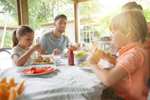 Familie Urlaub Beim Mittagessen Freien — Stockfoto