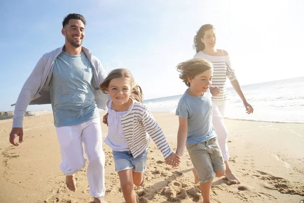 Familie Draait Het Strand Bij Zonsondergang — Stockfoto