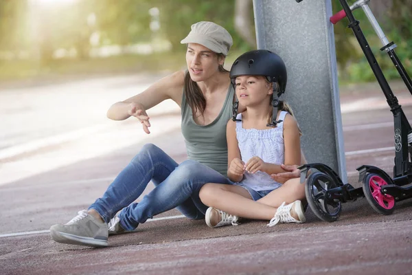 Ung Flicka Med Mamma Sitter Golvet Efter Ridning Skotrar — Stockfoto