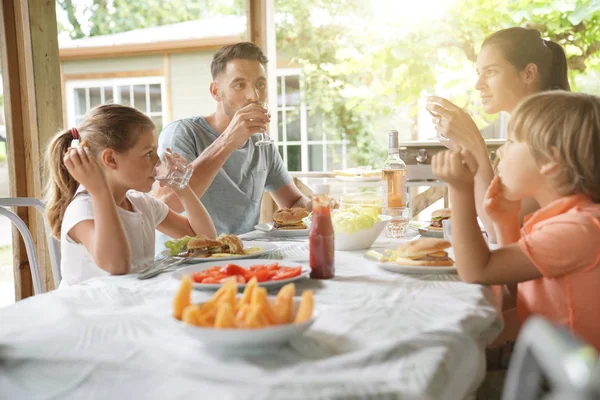 Família Férias Almoçando Livre — Fotografia de Stock