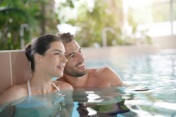 Pár Relaxační Spa Resort Bazén — Stock fotografie